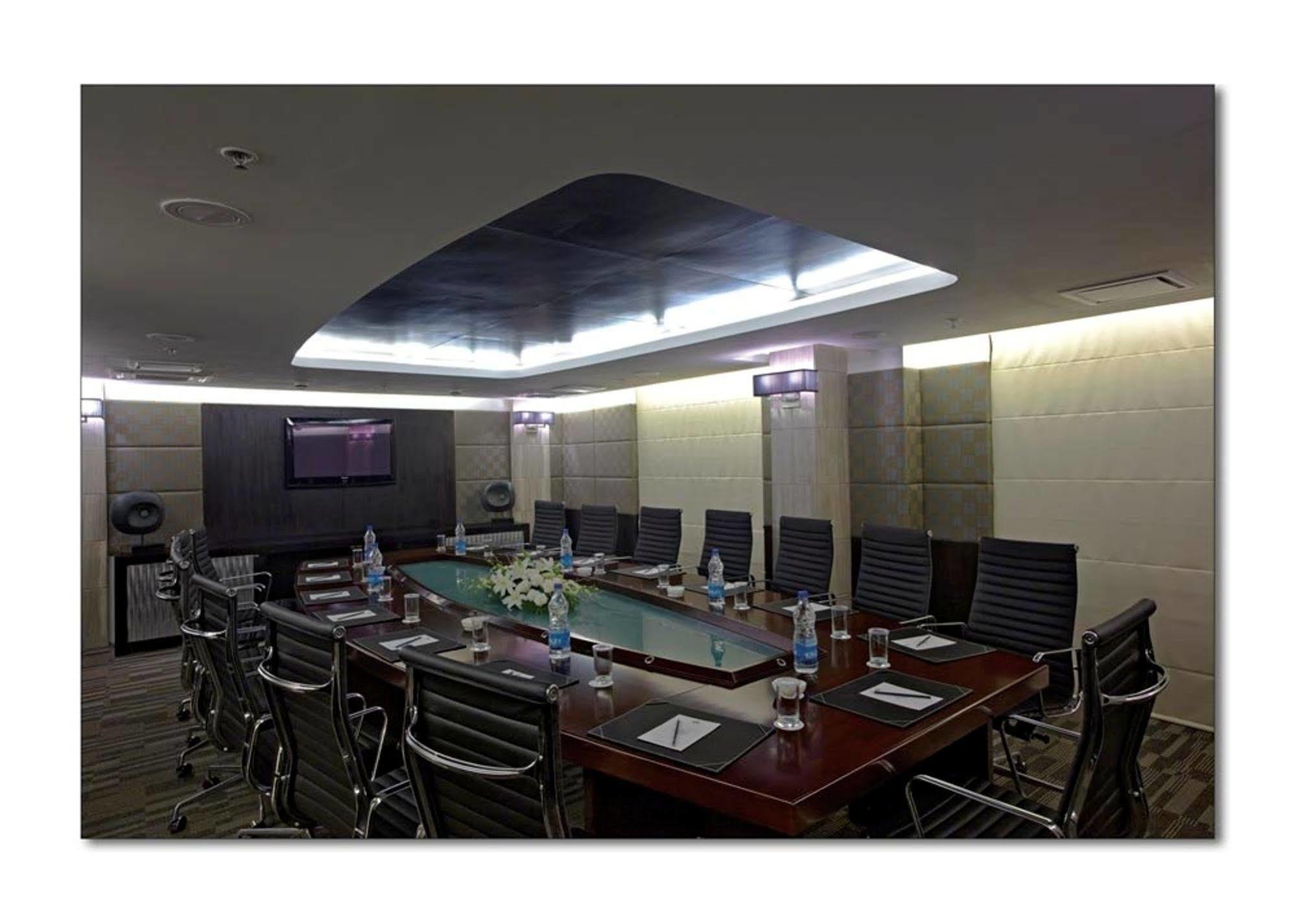 גורגאון Radisson Hotel Sector 29 Gurugram מראה חיצוני תמונה